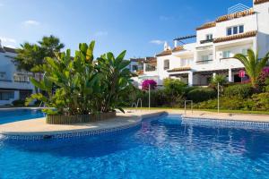 duży basen przed budynkiem w obiekcie Scandinavian style apartment with sea views in a beachfront urbanisation in Calahonda 15 minutes from center of Marbella! w mieście Sitio de Calahonda