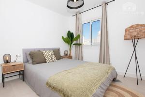 Łóżko lub łóżka w pokoju w obiekcie Scandinavian style apartment with sea views in a beachfront urbanisation in Calahonda 15 minutes from center of Marbella!