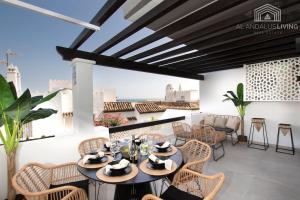 jadalnia ze stołem i krzesłami w obiekcie Scandinavian style apartment with sea views in a beachfront urbanisation in Calahonda 15 minutes from center of Marbella! w mieście Sitio de Calahonda