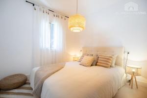 Łóżko lub łóżka w pokoju w obiekcie Scandinavian style apartment with sea views in a beachfront urbanisation in Calahonda 15 minutes from center of Marbella!