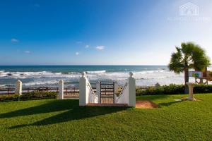 schody na plażę z oceanem w tle w obiekcie Scandinavian style apartment with sea views in a beachfront urbanisation in Calahonda 15 minutes from center of Marbella! w mieście Sitio de Calahonda