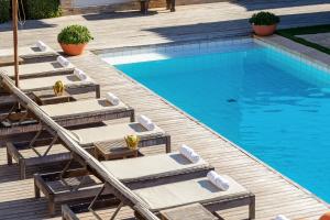 an overhead view of a swimming pool with lounge chairs and a swimming pool at Pousada Villa Rasa in Búzios