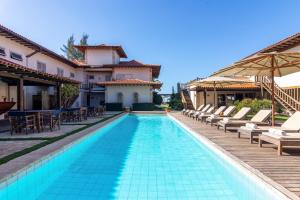 - une piscine en face d'une maison avec une villa dans l'établissement Pousada Villa Rasa, à Búzios