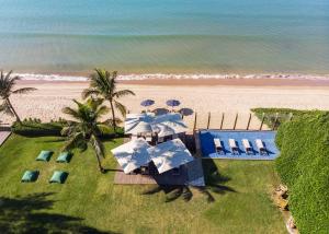 - une vue aérienne sur une plage avec des parasols et l'océan dans l'établissement Pousada Villa Rasa, à Búzios