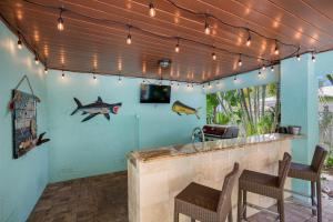 TV a/nebo společenská místnost v ubytování Emerald Seas