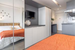 1 dormitorio con 1 cama y TV en una habitación en Downtown Republica Premium, en São Paulo
