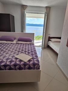 um quarto com 2 camas e vista para o oceano em Apartments with a parking space Pisak, Omis - 4281 em Mimice