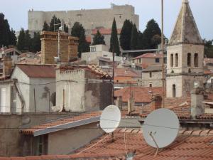 Nespecifikovaný výhled na destinaci Šibenik nebo výhled na město při pohledu z apartmánu