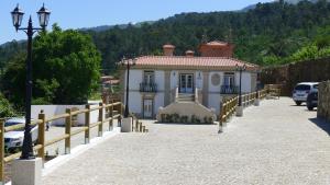 ein großes weißes Haus mit einem Zaun davor in der Unterkunft Casa de Ladreda in Tangil