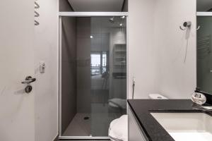 baño con ducha y puerta de cristal en Downtown Republica Premium, en São Paulo