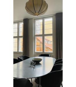 een eetkamer met een ronde tafel en stoelen bij ApartmentInCopenhagen Apartment 1550 in Kopenhagen