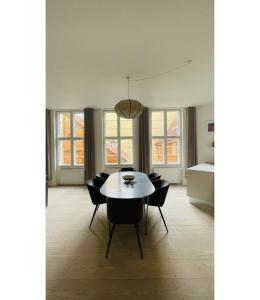 een eetkamer met een witte tafel en stoelen bij ApartmentInCopenhagen Apartment 1550 in Kopenhagen