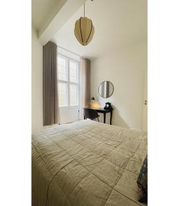 een slaapkamer met een groot bed en een bureau bij ApartmentInCopenhagen Apartment 1550 in Kopenhagen