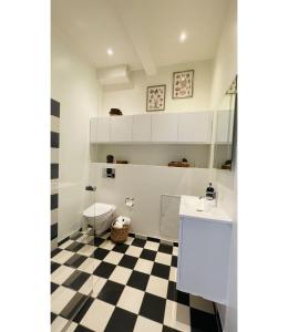 een badkamer met een zwart-wit geruite vloer bij ApartmentInCopenhagen Apartment 1550 in Kopenhagen