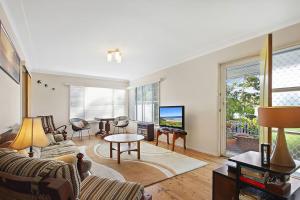 un salon avec un canapé et une table dans l'établissement Lake Frontage, à Lake Tabourie