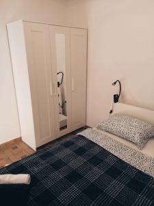 een slaapkamer met een bed en een kast met een spiegel bij Lovely apartment Morje - Koper old town in Koper