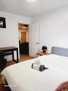 - une chambre dotée d'un lit blanc avec un oreiller dans l'établissement Beautiful Maple ridge farm cabin unit A, à Maple Ridge