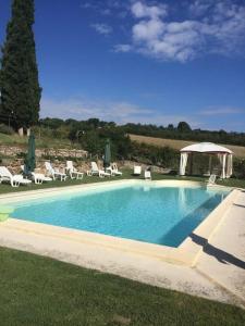 una piscina con sillas y un cenador en Charming Villa with swimming pool-Todi, Italy, en Todi