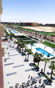 eine Aussicht auf einen Pool in einem Resort in der Unterkunft Prime chalet in Golf Porto Marina resort new Alamein in El-Alamein