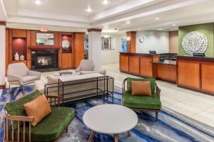 een woonkamer met meubels en een open haard bij Fairfield Inn & Suites by Marriott Austin Parmer Tech Ridge in Austin