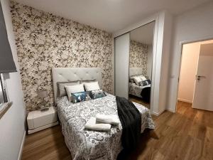 1 dormitorio con cama y espejo en Casa de Ferias dos Marmeleiros, en Funchal