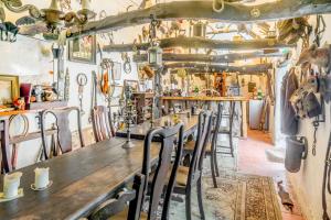 un bar con una larga mesa de madera y sillas en The Island of Xanadu en Beaworthy