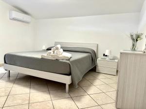 1 dormitorio con 1 cama con toallas en B&B Cloe, en Scafati