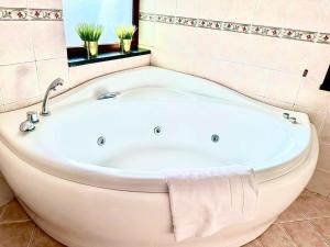 een badkamer met een wit bad en een raam bij B&B Cloe in Scafati