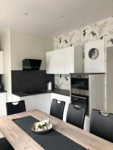 Η κουζίνα ή μικρή κουζίνα στο geräumige Ferienwohnung „Zum alten Forstamt“