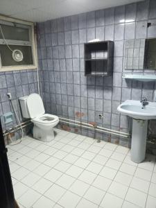 a bathroom with a toilet and a sink at Partition Al rigga in Dubai