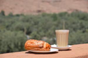 einen Donut und eine Tasse Kaffee auf dem Tisch in der Unterkunft Belle Vue Dades in Aït bou Oualal