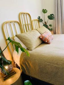 Un pat sau paturi într-o cameră la Mena-close to Ballarat CBD, self check-in with bath and cot