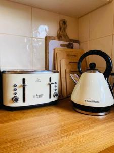 a toaster and a tea kettle sitting on a counter at Mena-close to Ballarat CBD, self check-in with bath and cot in Ballarat