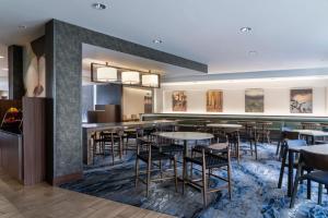 a restaurant with tables and chairs and a bar at Fairfield Inn & Suites by Marriott Akron Fairlawn in Montrose