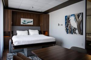 Postel nebo postele na pokoji v ubytování Hotel Chicoutimi, affilié à Hyvi