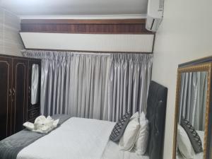 ein Schlafzimmer mit einem Bett und einem großen Spiegel in der Unterkunft Margate Home Feeling Guesthouse House in Margate