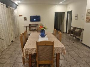 ein Esszimmer mit einem Tisch und Stühlen sowie einem TV in der Unterkunft Margate Home Feeling Guesthouse House in Margate
