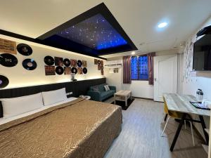 TV a/nebo společenská místnost v ubytování Joy Garden Hotel