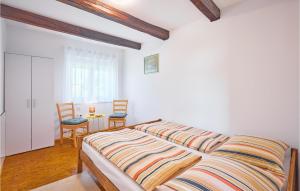 a bedroom with two beds and a table and chairs at Awesome Home In Samobor in Cerje