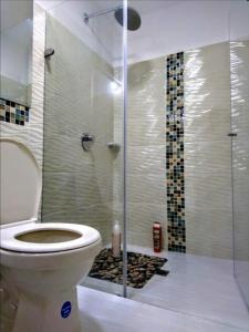 a bathroom with a toilet and a glass shower at PeñalisaKapoSalSar in Girardot