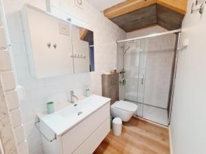 een witte badkamer met een wastafel en een toilet bij Edificio Amalia Rosina 4ºB in Ourense