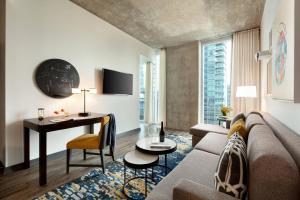 un soggiorno con divano e tavolo di Twelve Downtown, Autograph Collection ad Atlanta