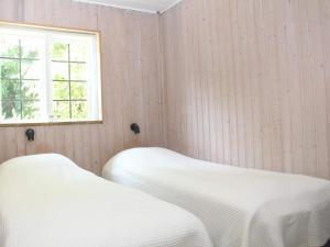 Postel nebo postele na pokoji v ubytování Holiday home Svaneke XLIII