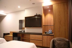 Embledon Hotel的厨房或小厨房