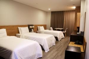 Embledon Hotel客房内的一张或多张床位