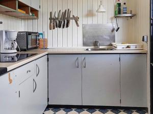 Kuchyň nebo kuchyňský kout v ubytování Holiday home Karrebæksminde LIV