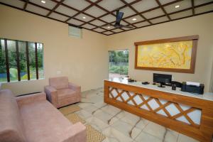 sala de estar con sofá y silla en KOTTACKAL NATURE INN, en Angamaly