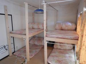 盛岡市にあるGuesthouse Akaneko - Vacation STAY 09967vの二段ベッド2組が備わる客室です。