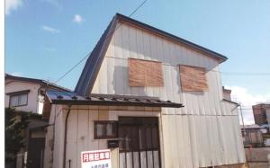 - un bâtiment blanc avec deux fenêtres au-dessus dans l'établissement Guesthouse Akaneko - Vacation STAY 09967v, à Morioka