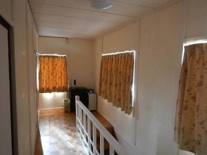 un corridoio di una casa con due finestre con tende di Guesthouse Akaneko - Vacation STAY 09967v a Morioka
